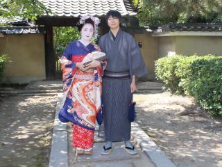 ホンマもんの舞妓さん・芸妓さんが行きかう祇園・花見小路近くの路地(ろうじ)にお店がございます。