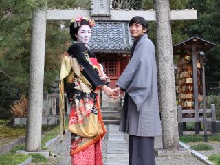 ホンマもんの舞妓さん・芸妓さんが行きかう祇園・花見小路近くの路地(ろうじ)にお店がございます。