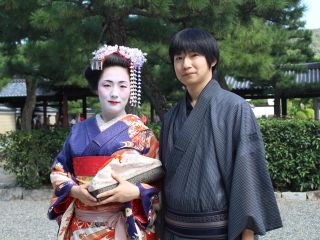 ホンマもんの舞妓さん・芸妓さんが行きかう祇園・花見小路近くの路地(ろうじ)にお店がございます。