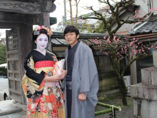 ホンマもんの舞妓さん・芸妓さんが行きかう祇園・花見小路近くの路地(ろうじ)にお店がございます。