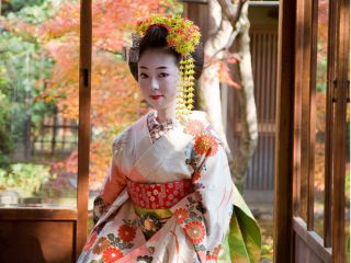 ホンマもんの舞妓さん・芸妓さんが行きかう祇園・花見小路近くの路地(ろうじ)にお店がございます。