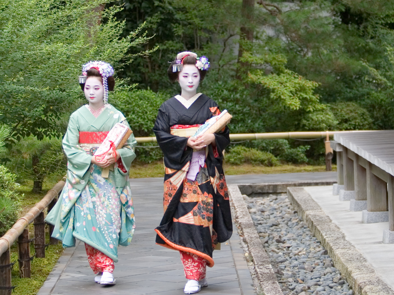 IvVŎUs\݂ƁAX^btēĂʐ^B肢܂B