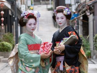ホンマもんの舞妓さん・芸妓さんが行きかう祇園・花見小路近くの路地(ろうじ)にお店がございます。