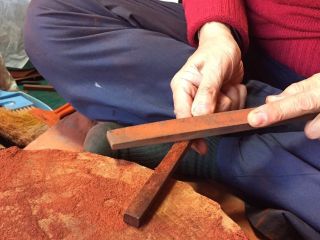 箸にするお好きな長さ・硬さの材木を選んでいただきます。まずはヤスリで削って形作り