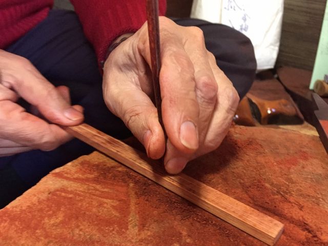 箸の先端の細かい部分も抜かりなくしっかりと磨き上げます