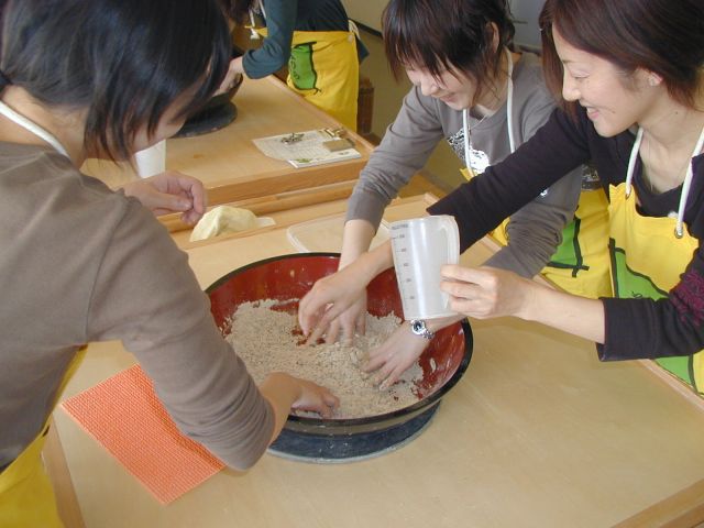 「そば粉、つなぎ」に水を混ぜ合わせます。