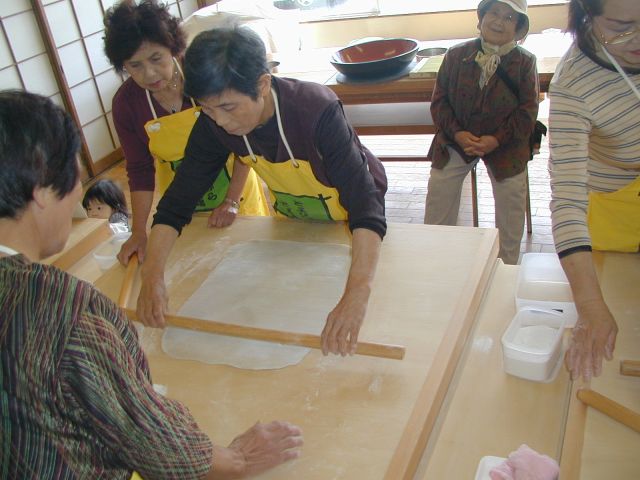 麺棒で少しづつ延ばします。