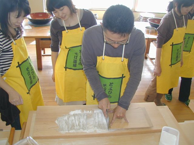 包丁で切ります。できるだけ同じ太さで!