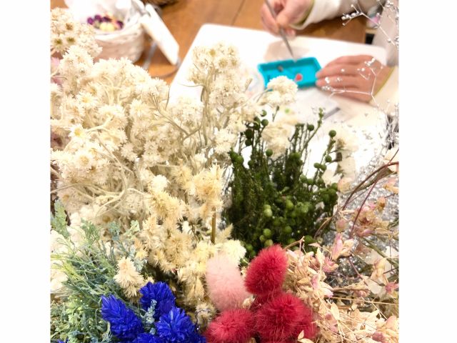 花々に囲まれながらのご制作です。