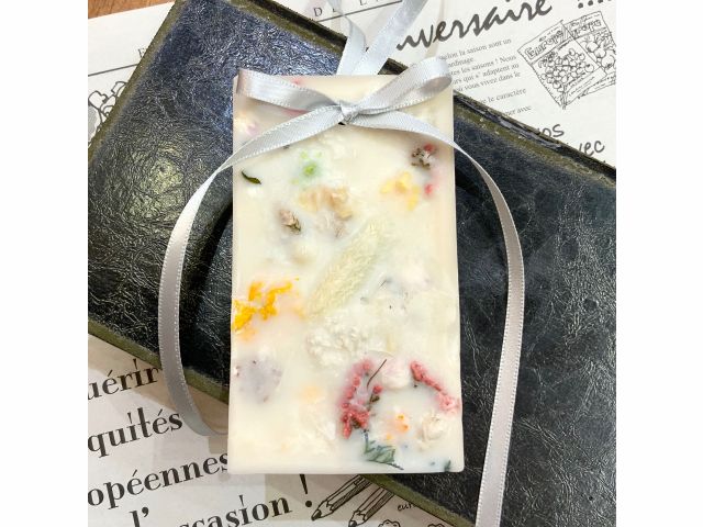 お花のかけらが優しい模様を作ります♪