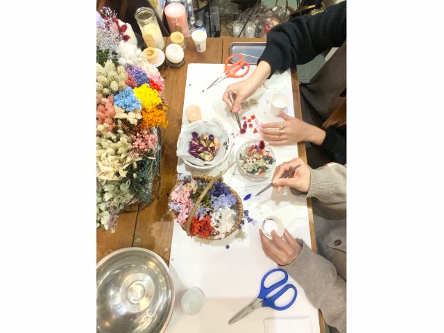 花々を選んで詰めます♪