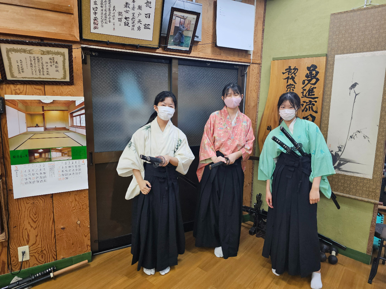 女性の着物は色とりどりなので、好きなものを選んで着てくださいませ。