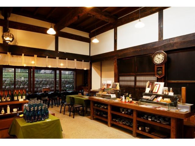 蔵見後、または事前に敷地内物販「まがり家」でお買い物。ここでしか買えない限定酒やお酒好きにはたまらないおつまみや日本酒グッツなどの購入が可能です。