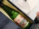 最後はお酒にラベルを貼って仕上げます。世界に1本のお酒が完成!(※画像はイメージです。)
