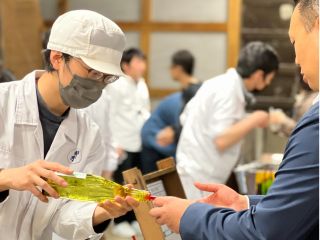 蔵人が直接お酒をお注ぎします。普段聞けない酒造りについての話が聞けるかも!