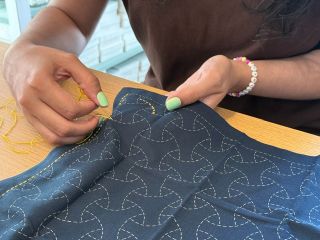 好きな図案と色糸を選び、刺し子の基本を学びながら、ご自身のペースで刺し進めます。