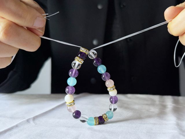 ゴムを使ってブレスレッドを作ります。