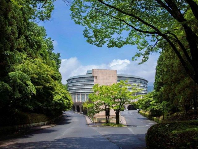 【ホテル外観】村野藤吾氏により、比叡山の麓に自然と調和するように設計された、円形のホテル。