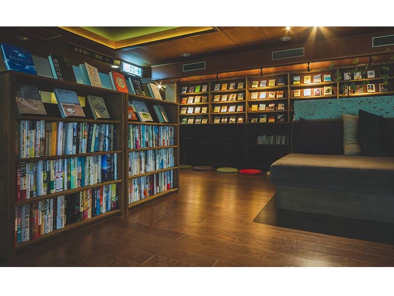 1万冊のコミックや書籍をご用意しております。