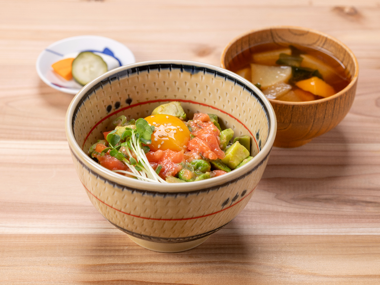 とろ旨サーモンアボカド丼(味噌汁・お新香付き)