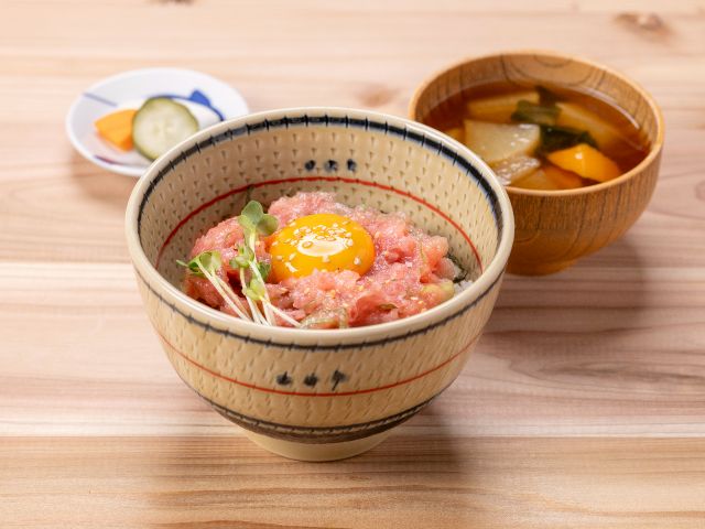 ネギトロ塩ユッケ丼(味噌汁・お新香付き)