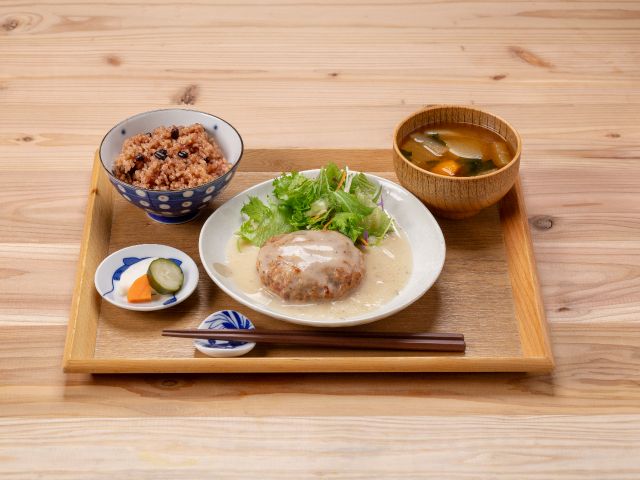 ハンバーグ定食(味噌汁・お新香付き) ※写真はホワイトソースハンバーグ