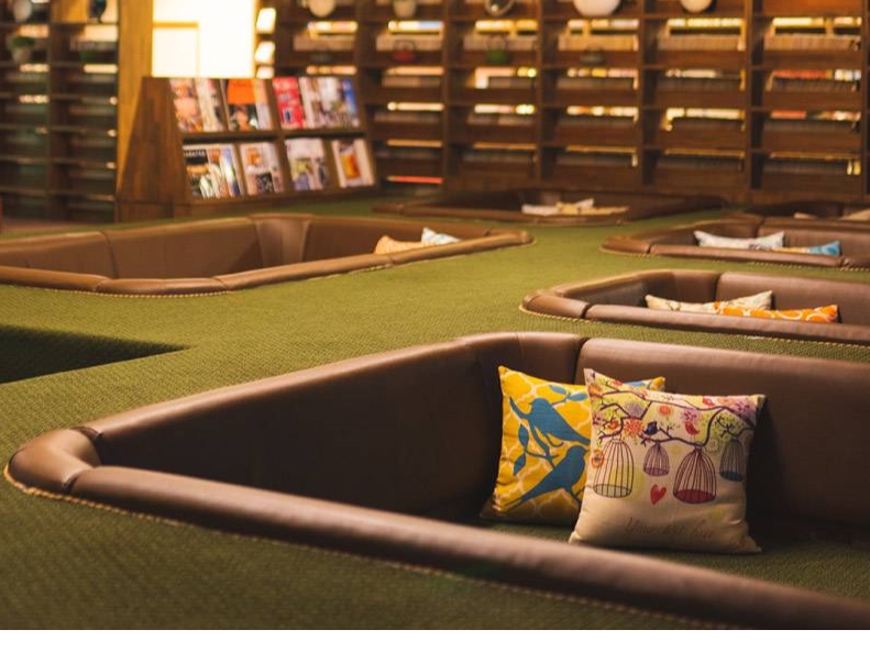 ������̉B��Ƃ̂悤�ȃq�g�V�F���t�B�F�B��Ƒ��ƈꏏ�ɁA���낰��o�X�^�u�\�t�@�ɂ͓d���R���Z���g�����p�ӂ��Ă���܂��B