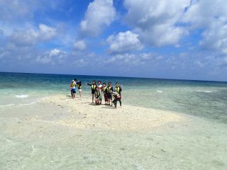 バラス島でサンゴ拾い