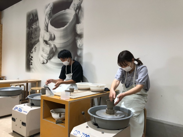 쓩͓X̃X^btʐ^ȂǂB܂