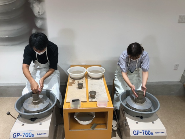 쓩͓X̃X^btʐ^ȂǂB܂