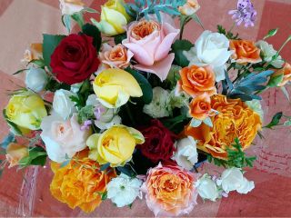 色とりどりな薔薇たちと優しく香るハーブを組み合わせた癒やしのアレンジメントです