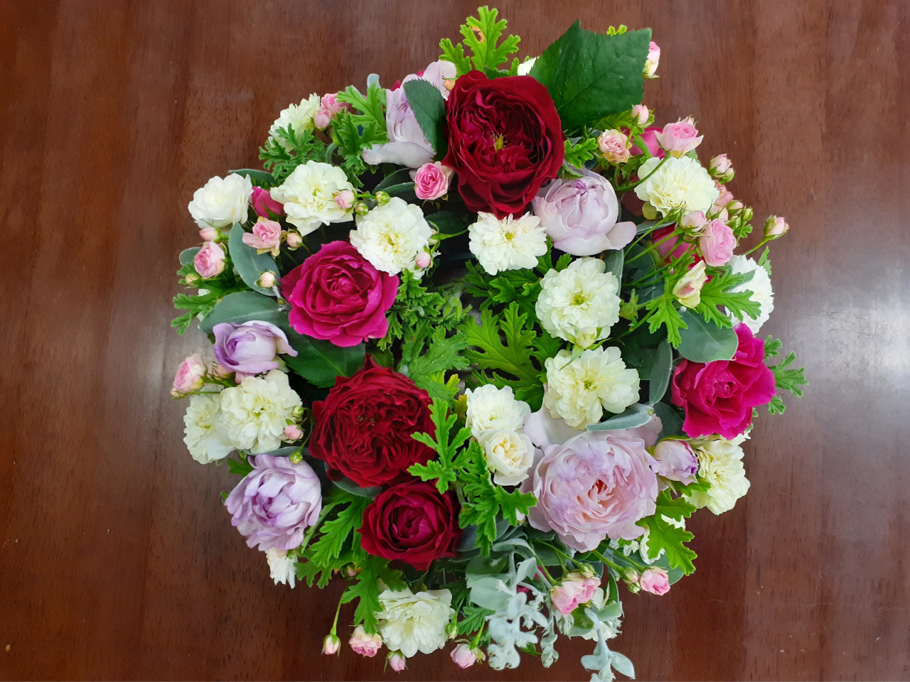 薔薇とハーブであしらったリース状のアレンジ体験が出来ます。