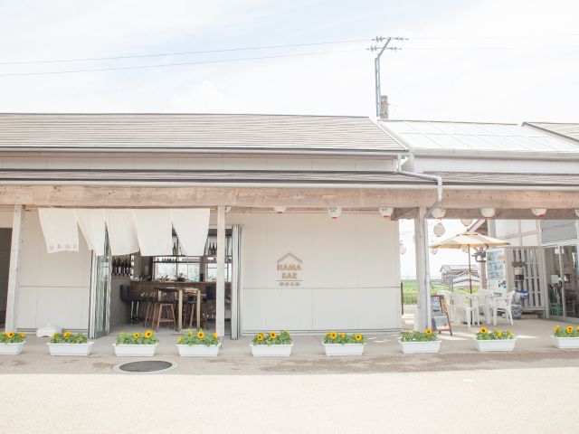 まちなみ散策の後は、JR肥前浜駅ホーム直結の日本酒バー「HAMABAR」で、飲み比べセットか地元スイーツ付きのカフェセットをお楽しみください。