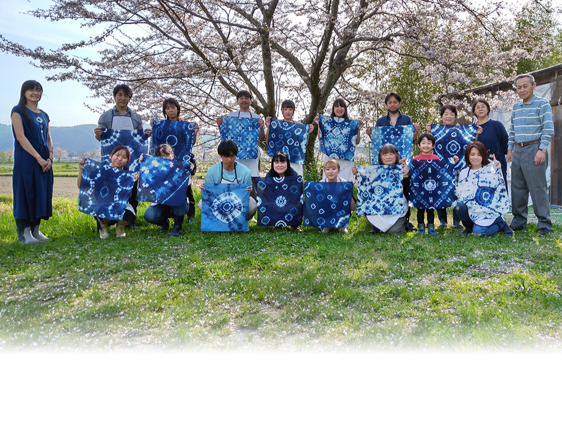 【ハンカチ藍染】親族の集まり時・子供会・婦人会・会社の旅行で思い出の一枚を作りあげましょう!工房前は春は桜や梅、夏は青々とした自然、秋は稲穂の景色が楽しめます。