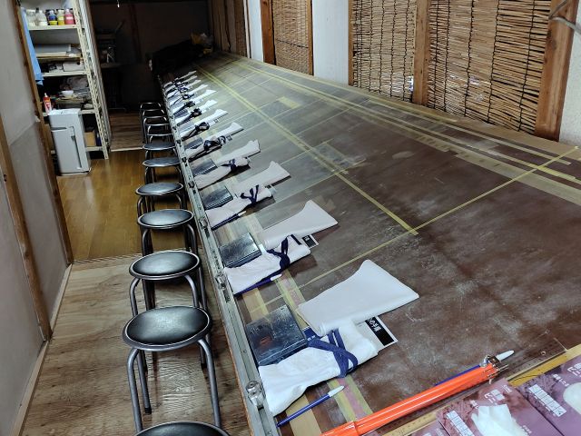 広い作業台があるので15人並んで体験していただけます。