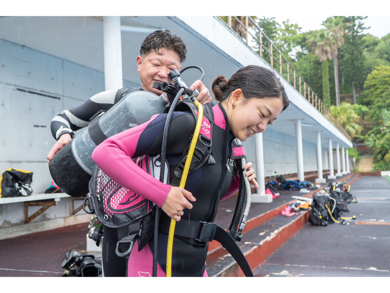 体験ダイビングは、トライスクーバダイビングと呼ばれ、担当インストラクターと一緒にレクチャー後、実際に海に入ります。