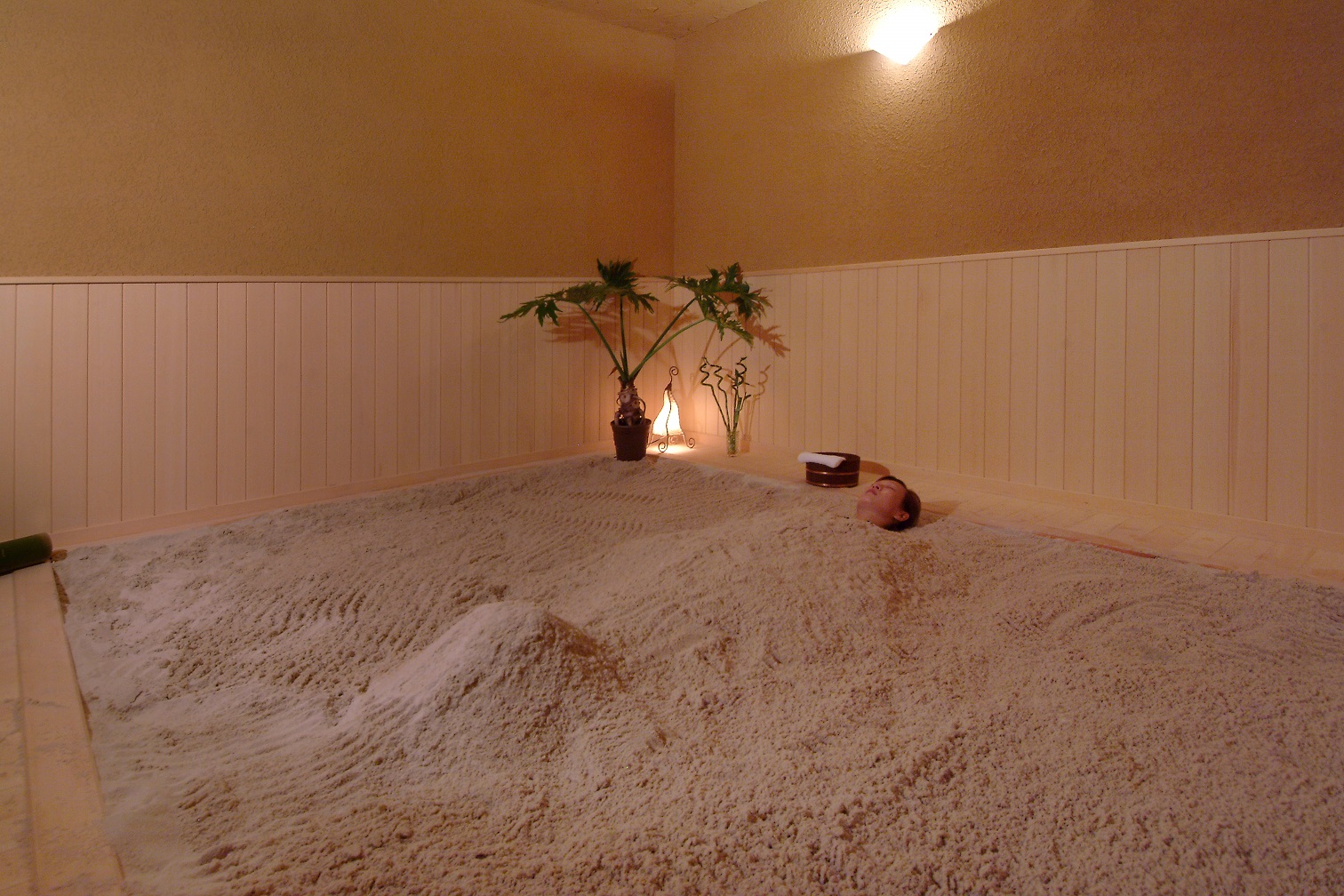 銀イオンコーティングされた特殊な砂と岩塩。遠赤外線効果で身体の芯まで温まり、自然治癒力を高めます。ミネラルが豊富なので、顔や髪にも砂をのせる温パックが1番人気!