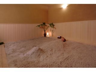 銀イオンコーティングされた特殊な砂と岩塩。遠赤外線効果で身体の芯まで温まり、自然治癒力を高めます。ミネラルが豊富なので、顔や髪にも砂をのせる温パックが1番人気!