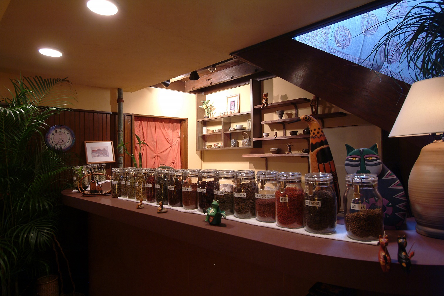 ウエルカムドリンクは熊笹茶、またはびわの葉茶。水分補給をしてからご案内します。温&冷パックやエステ、マッサージなどのオプションメニューもございます♪要予約もあり