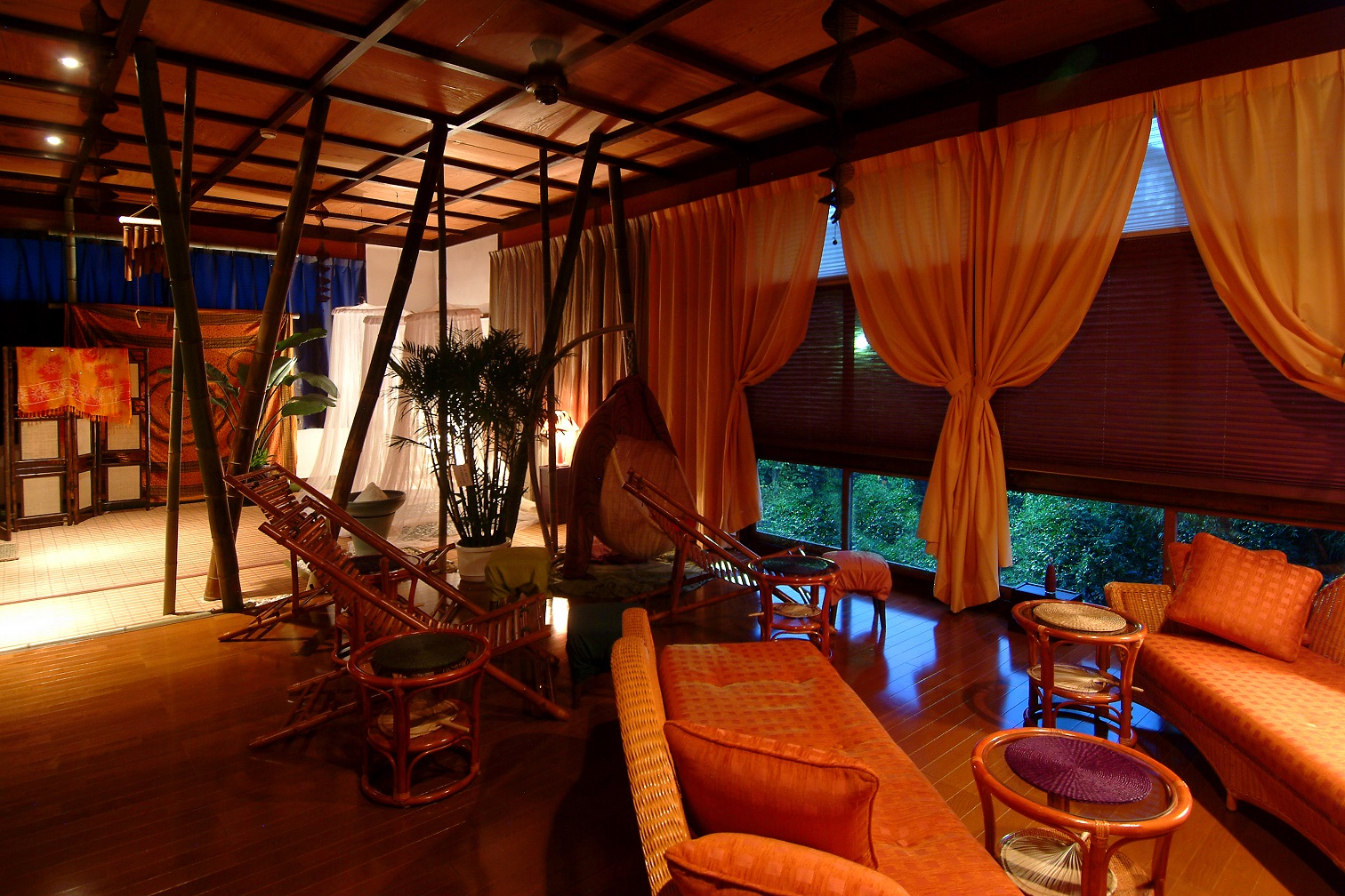 ゴロゴロサロン・喫茶コーナー・じゃり風呂の休憩スペースです。ウェルカムドリンク〜温泉後の休憩にもどうぞ。本もたくさん置いてございます。