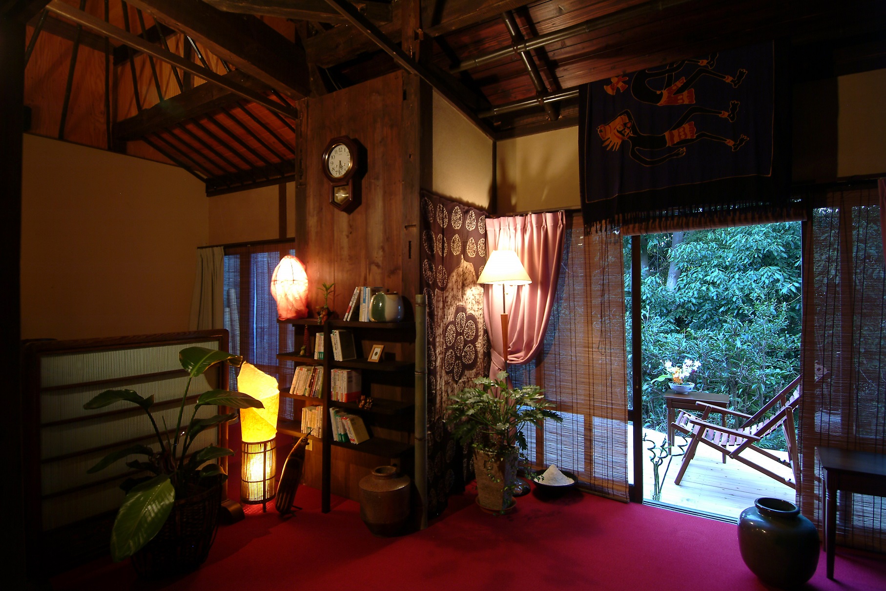 リラクゼーションルームでの2次発汗が砂風呂の醍醐味。1次発汗後は薬草茶や菓子・梅干しをお出しします。うるおいパックやその他オプションメニューもこのお部屋で♪