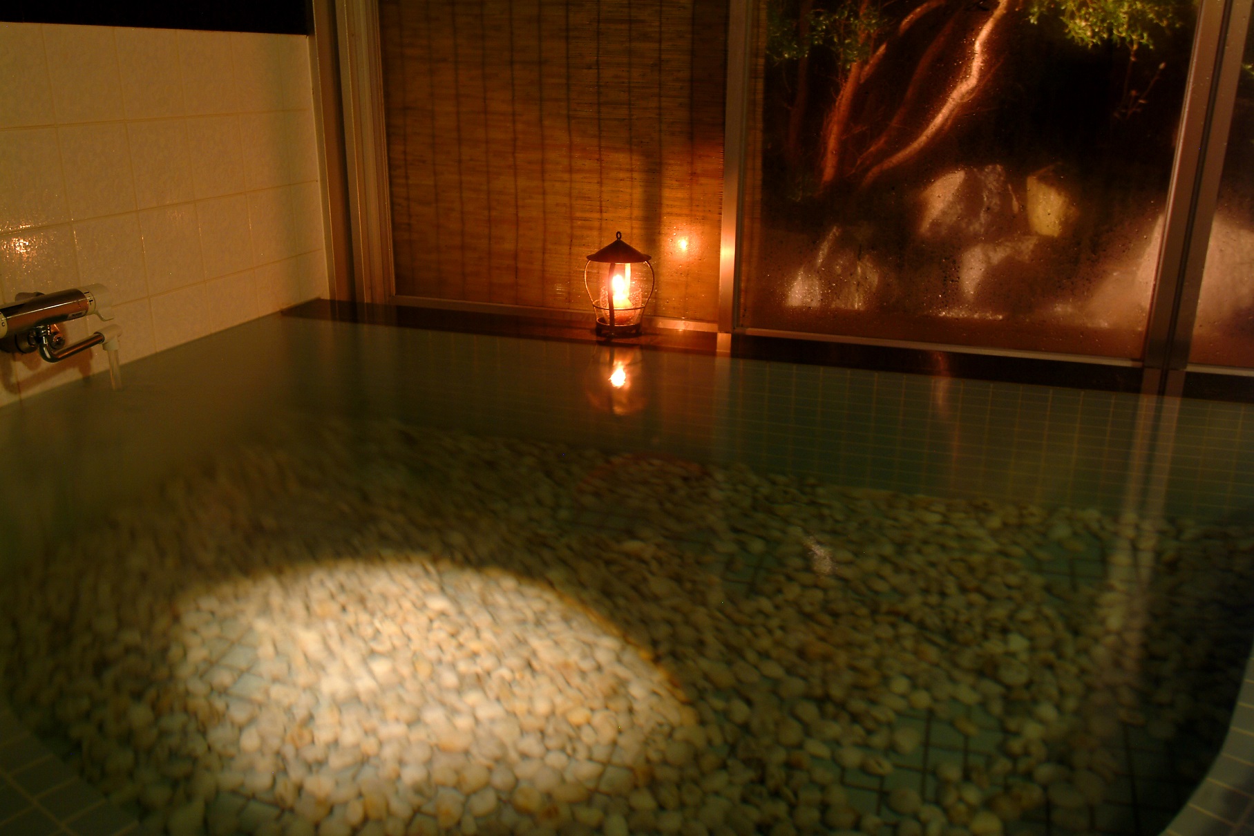 内風呂。三大名泉のひとつ、榊原温泉。清少納言が称した「ななくりの湯 有馬の湯 玉造の湯」泉質は弱アルカリ性単純泉。美人・美肌の湯です。