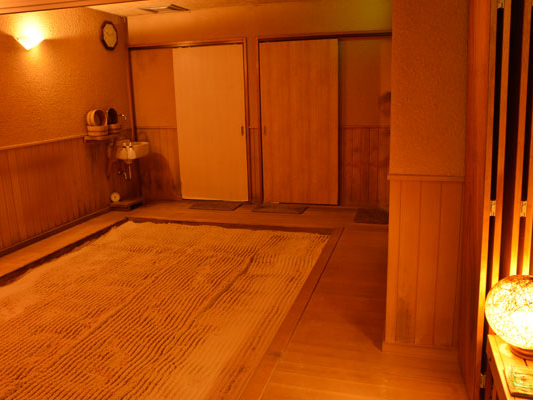 砂風呂は最大4名様が一緒に入ります。浴衣を着たまま入りますので、男女混合です。スタッフが常駐ですので安心です。途中でお顔のツボを指圧します。