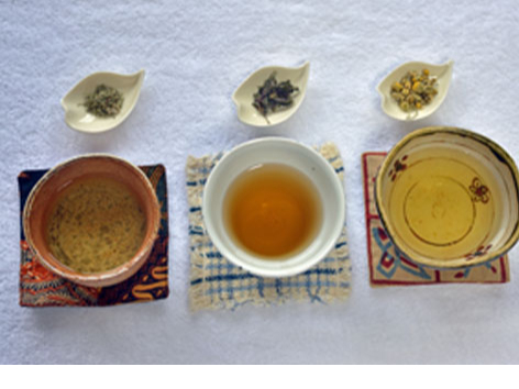 砂風呂では計5種の薬草茶や菓子・梅干しを、じゃり風呂では2種の薬草茶と菓子、プラスじゃらん限定でもう1種のお茶をお出しします。本日のお茶の中からお選びください。