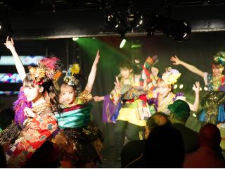 客席間近で踊るのは迫力満点です