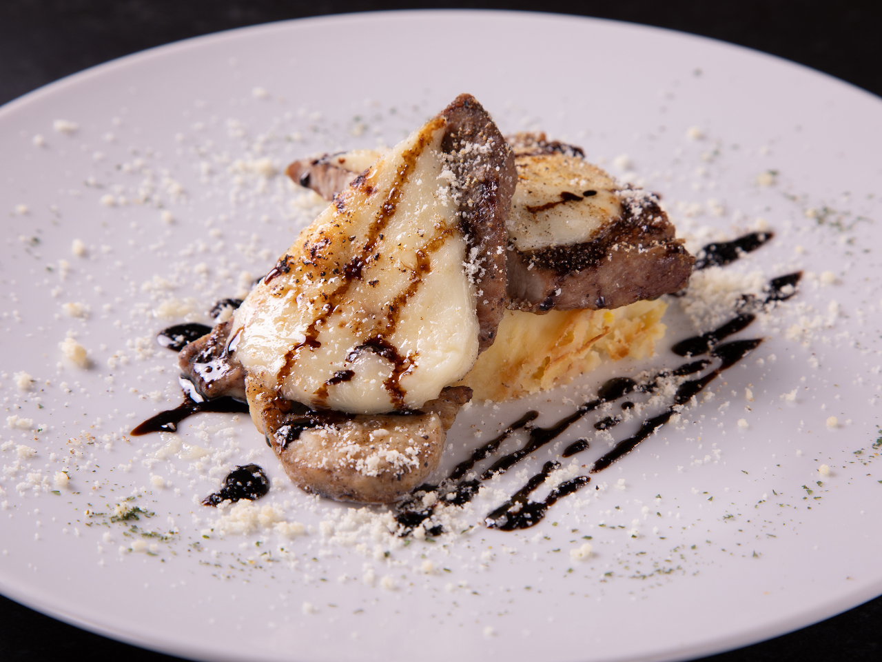 国産豚肩ロースのモッツアレラチーズ焼き バルサミコソース