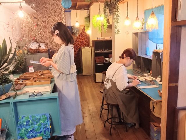 じっくりゆっくり自分の世界のなか色を選んでいただいています!