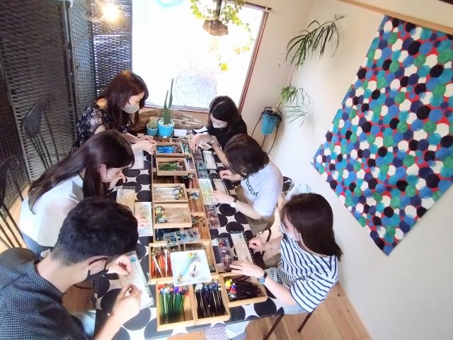 団体さんは2階のお部屋でゆっくり色を選んでいただけます!