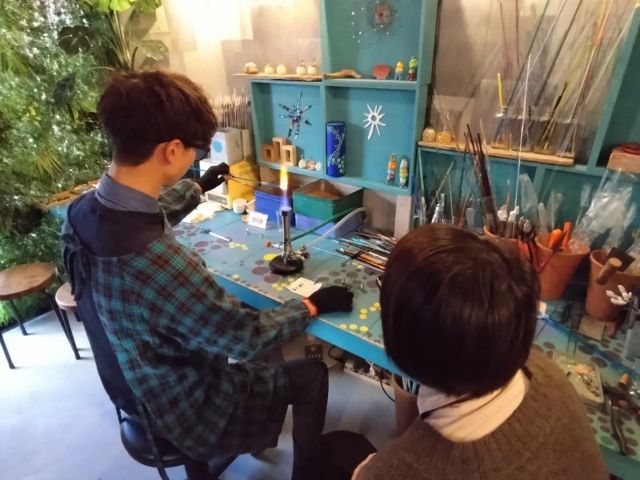 保護メガネ・エプロン・グローブを付けて炎でガラスを溶かし作ります。最初はドキドキですがたんだんに慣れて楽しくなっていきます〜