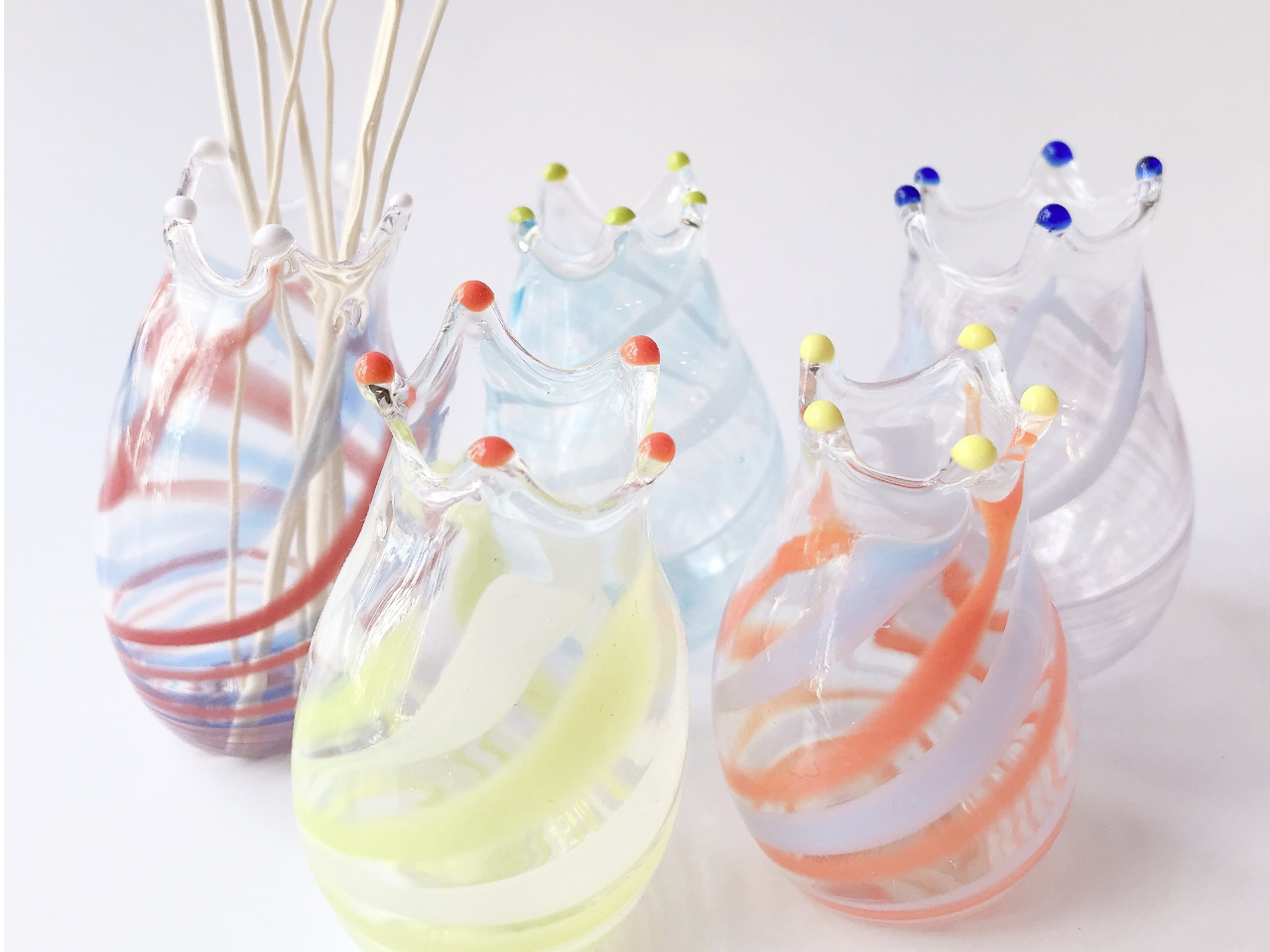 当店人気No1!のフレグランス小びんです!9色あるガラスから好きな色を3色選んでいただけます!